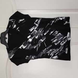 TAHARI black with silver metallic print size small fitted short sleeve tee vneck